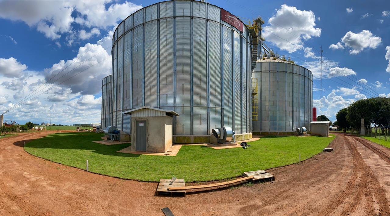 Construção de armazéns de silos realizada na fazenda da Andreia Estefanello.